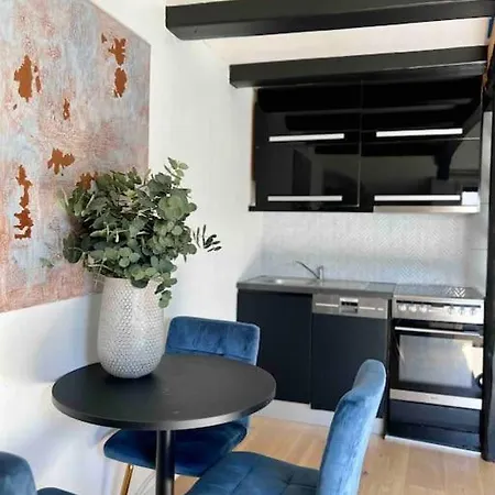 Beautiful Centre With Balcony *