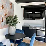 Beautiful Centre With Balcony *