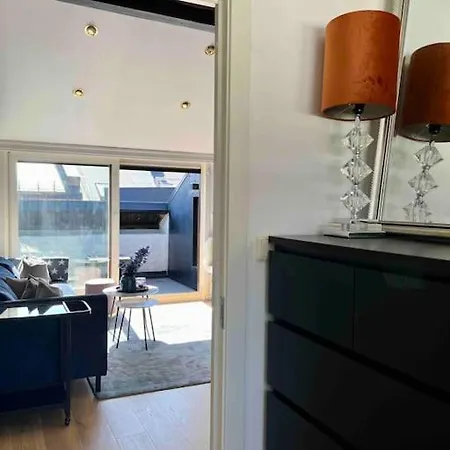 Beautiful Centre With Balcony